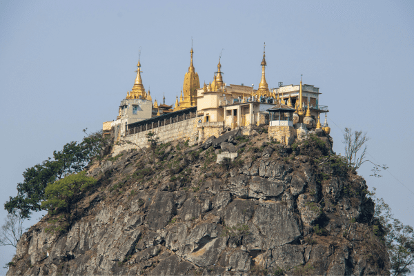 Der Berg Popa in Myanmar - Heiliger Ort und beeindruckende Schönheit. Berg Popa Myanmar