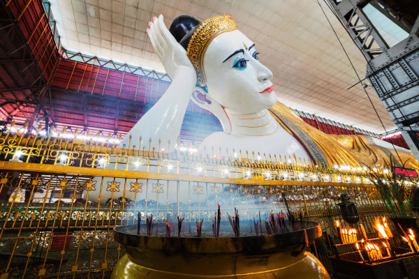 Der Chauk Htat Gyi Buddha in Myanmar - Riesiger liegender Buddha in Gold. Chauk Htat Gyi Buddha Myanmar