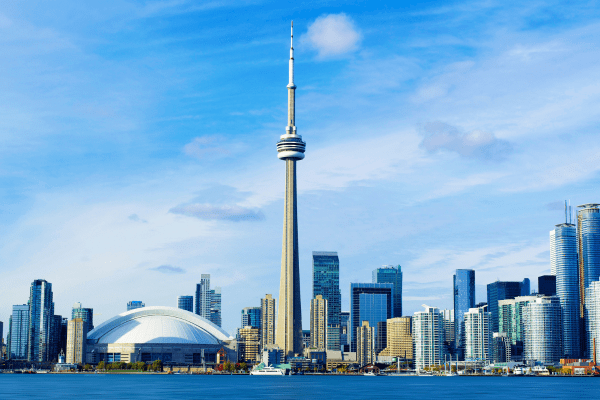 CN Tower, Toronto: Ein Blick auf die Skyline der Metropole Der CN Tower in Toronto mit atemberaubender Aussicht