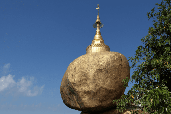 Der Goldene Fels in Myanmar - Mystischer Ort für buddhistische Pilger. Goldener Fels Myanmar
