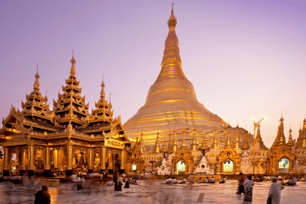 Die Shwedagon Pagode in Myanmar - Eine der heiligsten buddhistischen Stätten der Welt. Shwedagon Pagode Myanmar