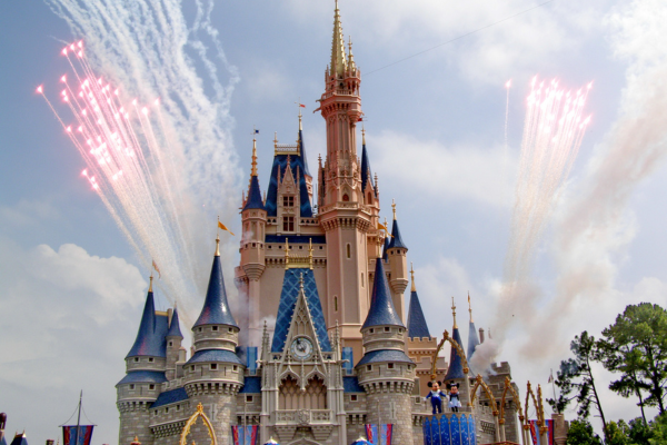 Disneyland Resort in Kalifornien mit dem ikonischen Disney-Schloss. Disneyland Resort, Kalifornien