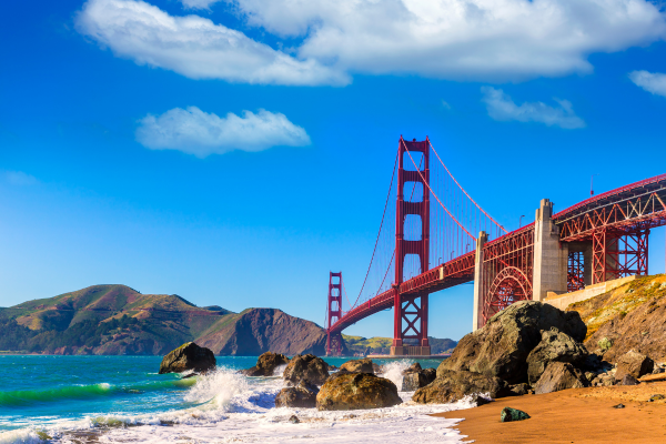 Die majestätische Golden Gate Bridge, die die Bucht von San Francisco überspannt. Golden Gate Bridge, San Francisco