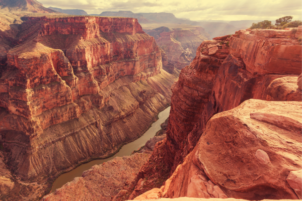 Luftaufnahme des riesigen Grand Canyon Nationalparks mit seinen geschichteten roten Felsformationen Grand Canyon Nationalpark - Majestätisches Naturwunder
