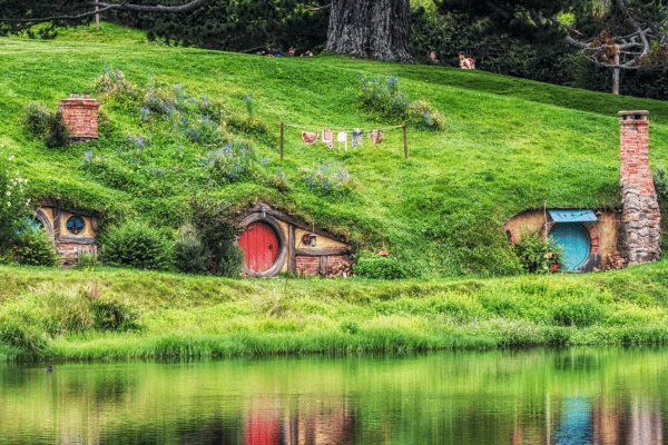 Blick auf das malerische Hobbiton Filmset in Neuseeland