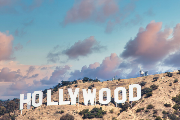 Das berühmte Hollywood-Zeichen vor der Kulisse der Hügel von Los Angeles. Hollywood Sign, Los Angeles