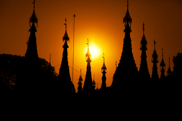 Die Kuthodaw Pagode in Myanmar - Heimat des größten buddhistischen Schriftenwerks der Welt. Kuthodaw Pagode Myanmar