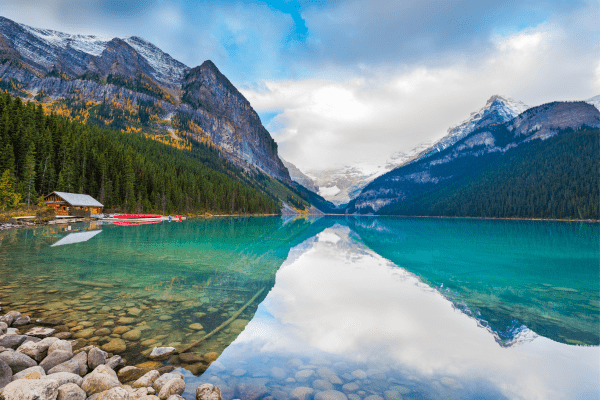 Lake Louise: Naturidylle in den kanadischen Rockies Kristallklarer Lake Louise vor den Bergen
