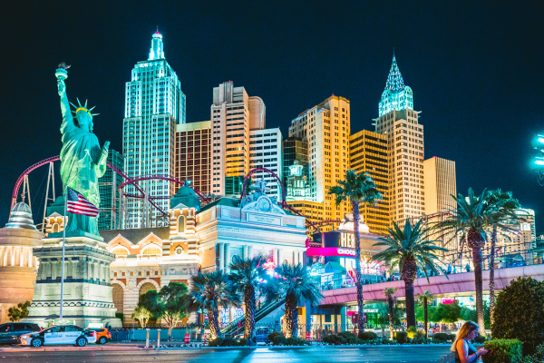 Helle Neonlichter erhellen den belebten Las Vegas Strip in Nevada bei Nacht. Las Vegas Strip, Nevada