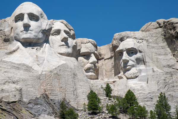 Eingemeißelte Gesichter von vier US-Präsidenten am Mount Rushmore National Memorial in South Dakota. Mount Rushmore National Memorial, South Dakota