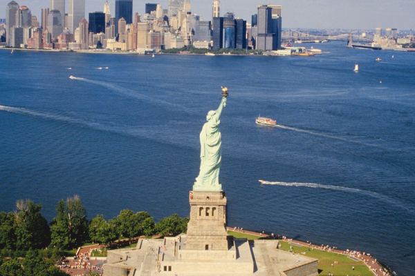 Die ikonische Freiheitsstatue steht auf Liberty Island in New York City. Freiheitsstatue, New York City