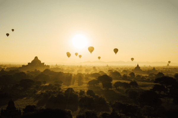 Das Taunggyi-Ballonfest in Myanmar - Farbenfrohes Spektakel am Himmel. Taunggyi-Ballonfest Myanmar