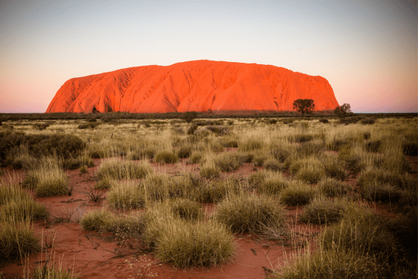 Uluru (Ayers Rock) bei Sonnenaufgang in Australien