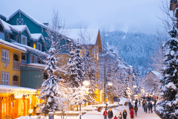Whistler, Kanada: Abenteuer in den Coastal Mountains Blick auf das winterliche Treiben in Whistler
